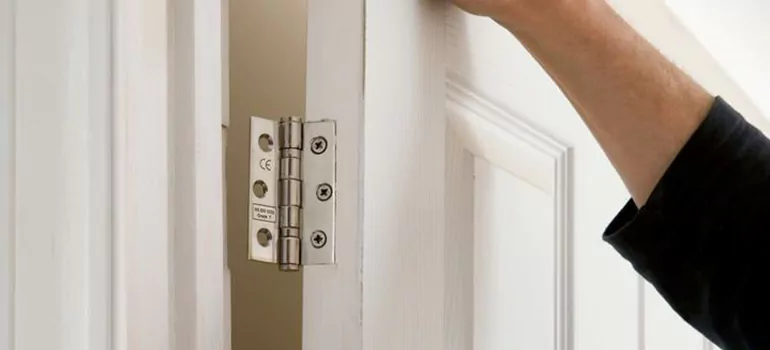 Bathroom Stall Door Hinge Repair in Montreal, QC